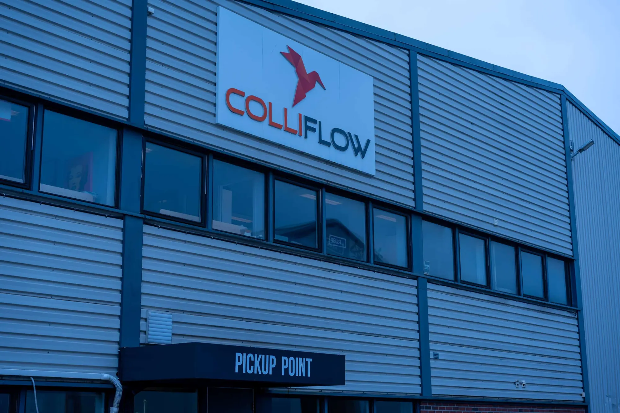 Colliflow-bygget på Skien Havneterminal med firmaskilt og hentepunkt