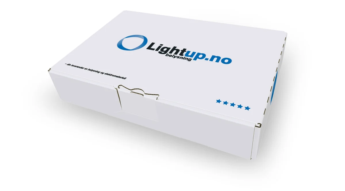 Hvit forsendelseseske med Lightup.no-logo
