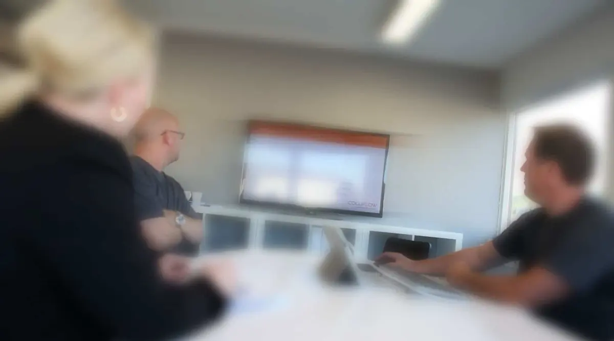 Hender som viser tall og grafer på en skjerm