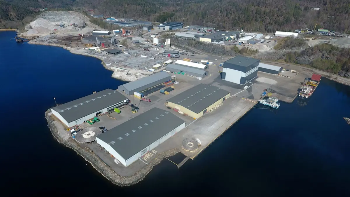 Flyfoto av Skien Havneterminal og lagerbyggene ved fjorden