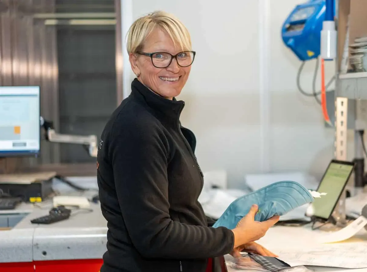 Medarbeider som plukker og pakker en ordre hos Colliflow