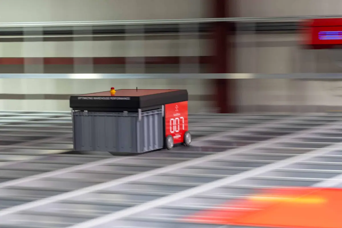 AutoStore-robot i fart over rutenettet